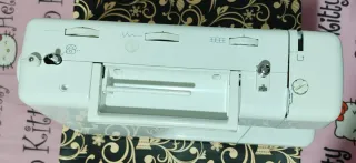 Máquina de coser grande con pedal