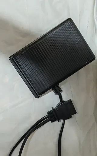 Máquina de coser grande con pedal