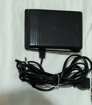 Máquina de coser grande con pedal