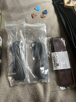 Bajo + amplificador + pedal + funda y accesorios