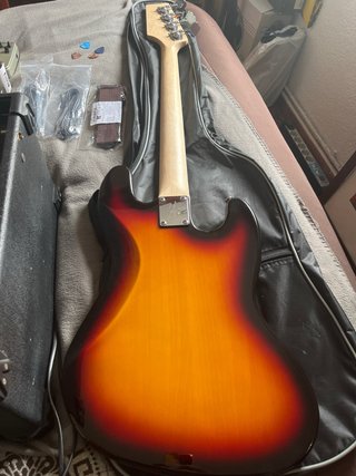 Bajo + amplificador + pedal + funda y accesorios