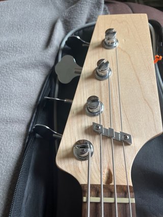 Bajo + amplificador + pedal + funda y accesorios