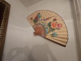 Abanico decorativo con flores y pájaros