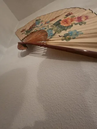 Abanico decorativo con flores y pájaros