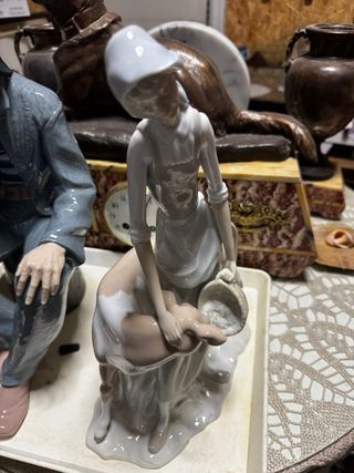 Figura de porcelana mujer con cesta