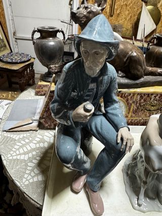 Figura de marinero sentado