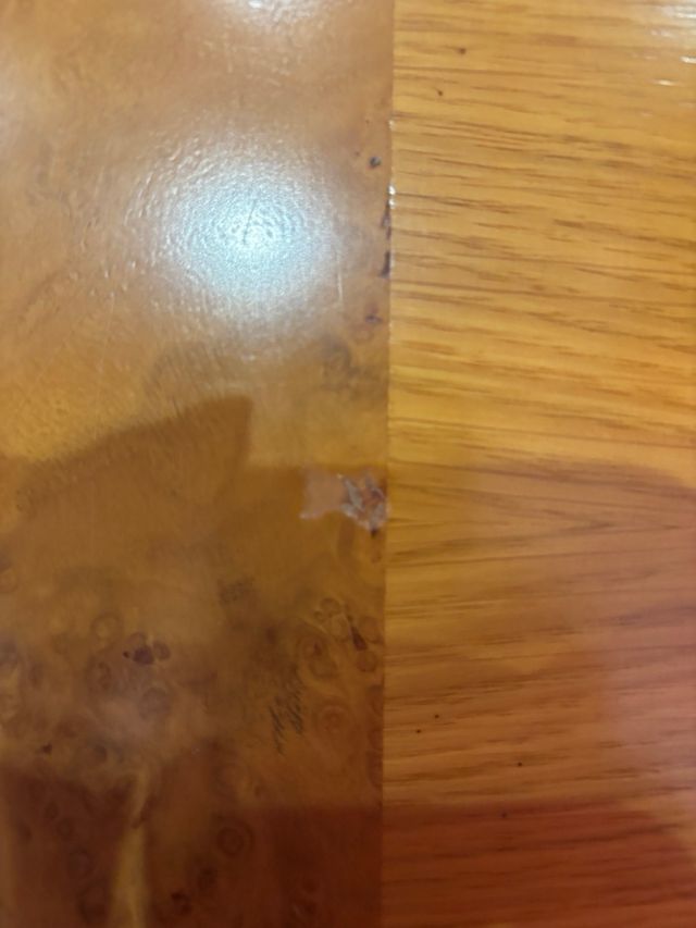 Mesa de comedor clásica de madera