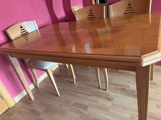 Mesa de comedor clásica de madera