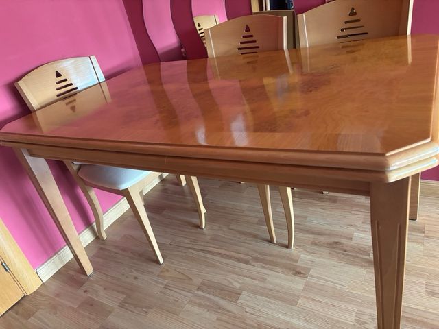 Mesa de comedor clásica de madera