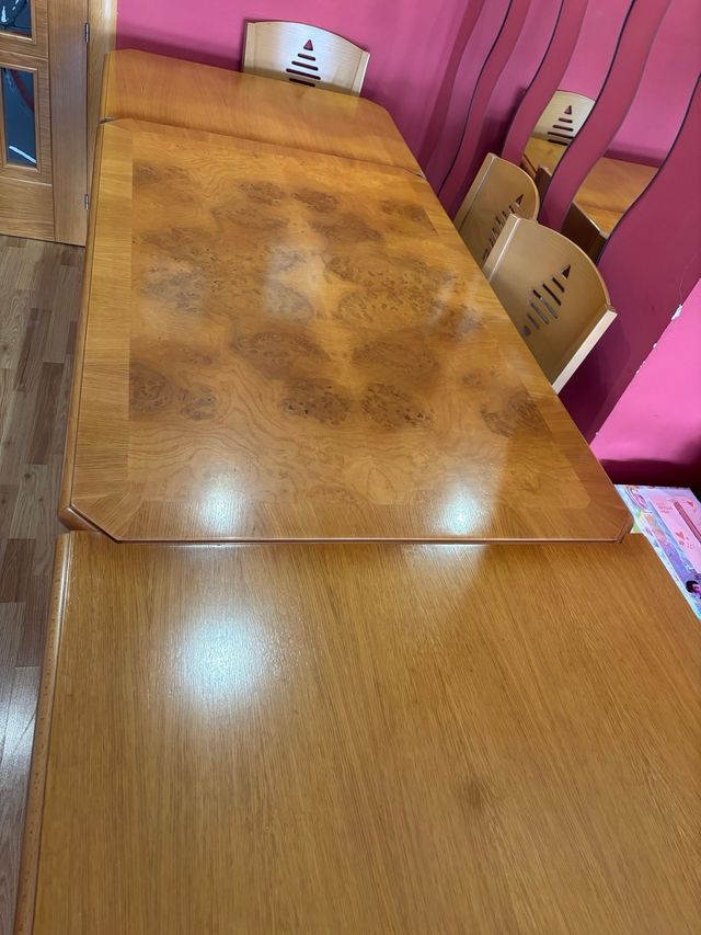 Mesa de comedor clásica de madera