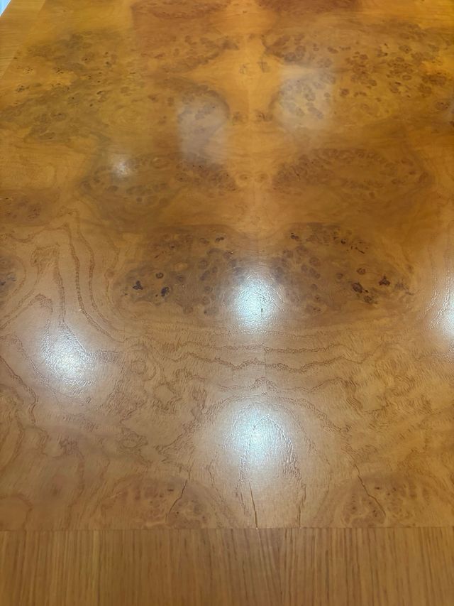 Mesa de comedor clásica de madera
