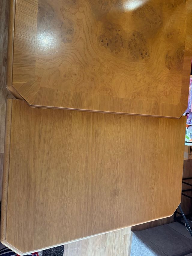Mesa de comedor clásica de madera