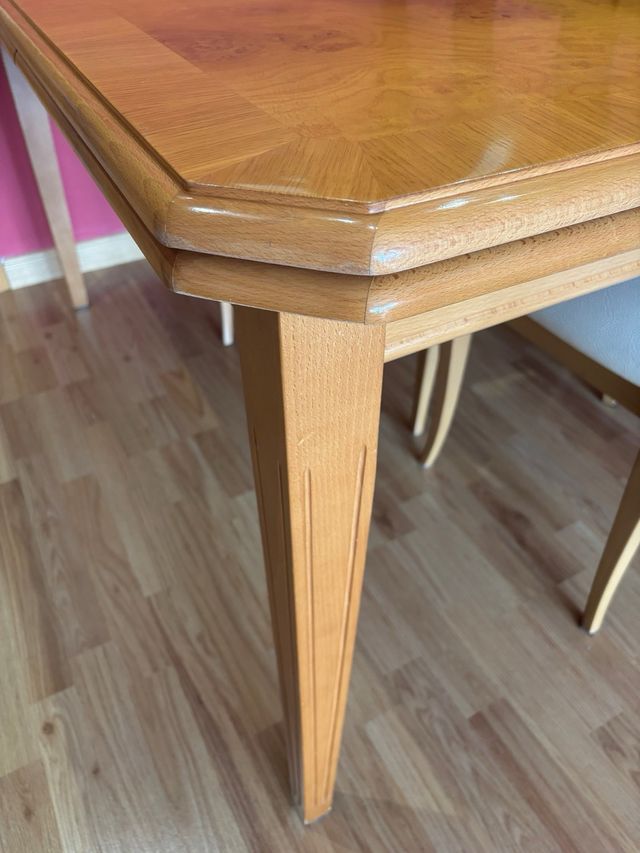 Mesa de comedor clásica de madera
