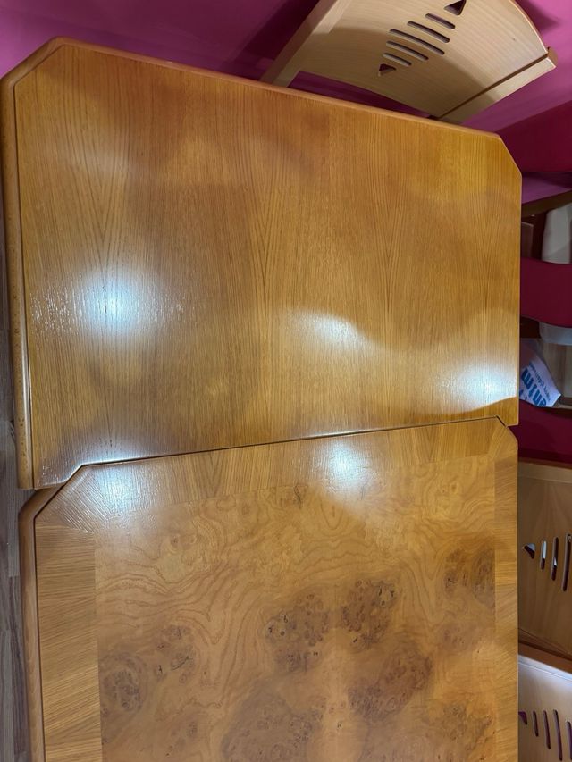 Mesa de comedor clásica de madera