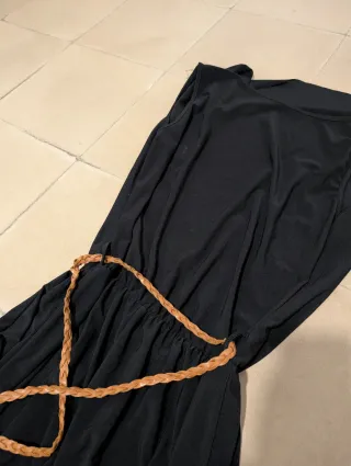 Mono negro con cinturón trenzado