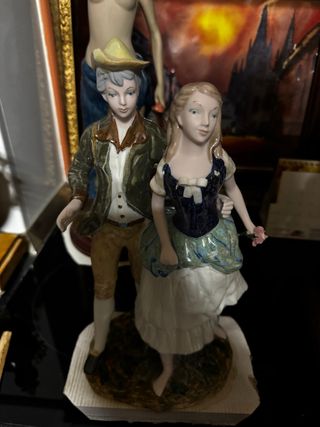 Figura de pareja de porcelana