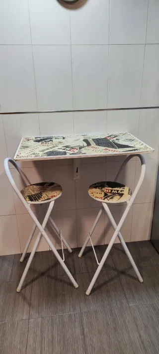 Mesa plegable y 2 taburetes