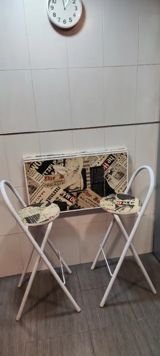 Mesa plegable y 2 taburetes