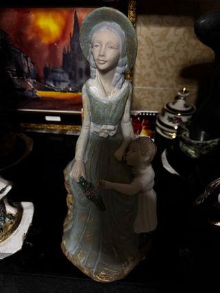 Figura de porcelana madre e hijo