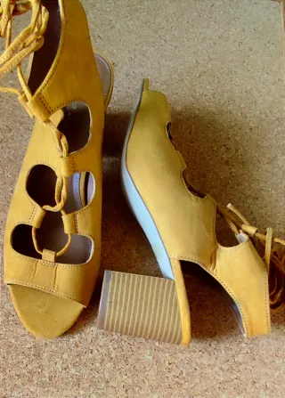 Sandalias Atmosphere mostaza talla 42 sin usar