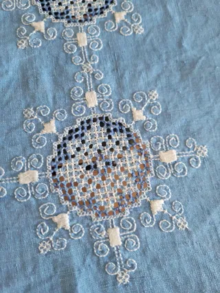 Mantelería de lino bordada azul