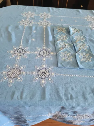 Mantelería de lino bordada azul