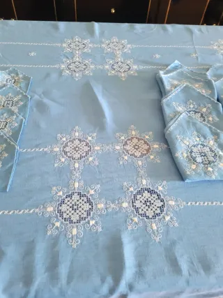 Mantelería de lino bordada azul