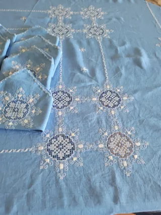 Mantelería de lino bordada azul