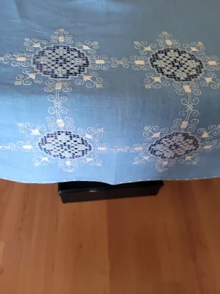 Mantelería de lino bordada azul