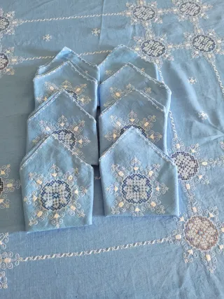 Mantelería de lino bordada azul