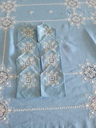 Mantelería de lino bordada azul