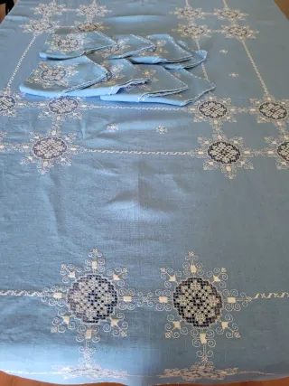 Mantelería de lino bordada azul