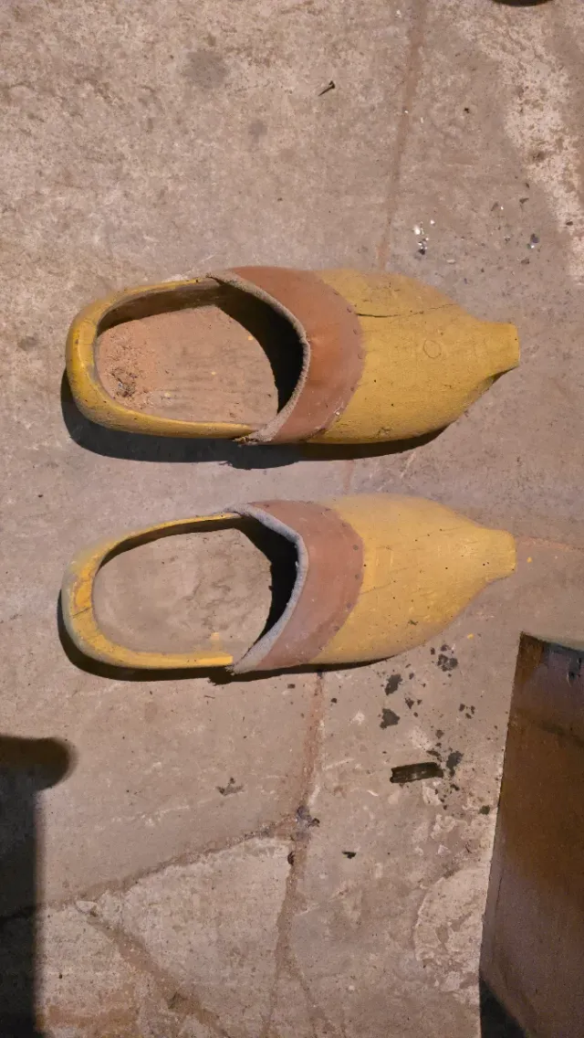 Cunhas antigas de madeira