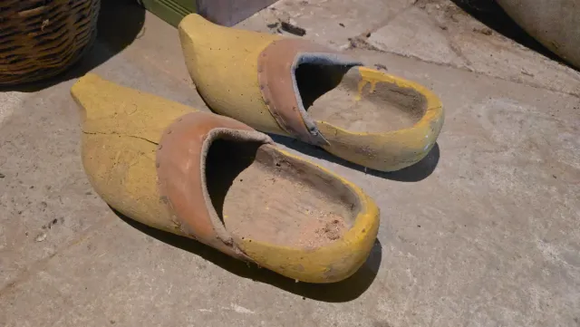 Cunhas antigas de madeira