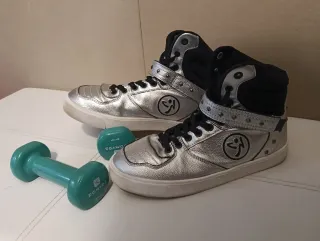 Zapatillas abotinadas plateadas y negras