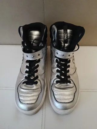 Zapatillas abotinadas plateadas y negras