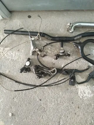 Piezas de bicicleta: manillar, pedales, frenos