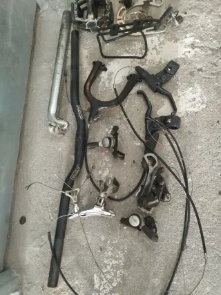 Piezas de bicicleta: manillar, pedales, frenos