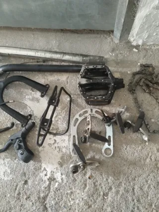 Piezas de bicicleta: manillar, pedales, frenos