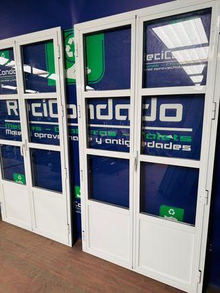 Nº 104 y 105. Dos puertas balconeras de aluminio.
