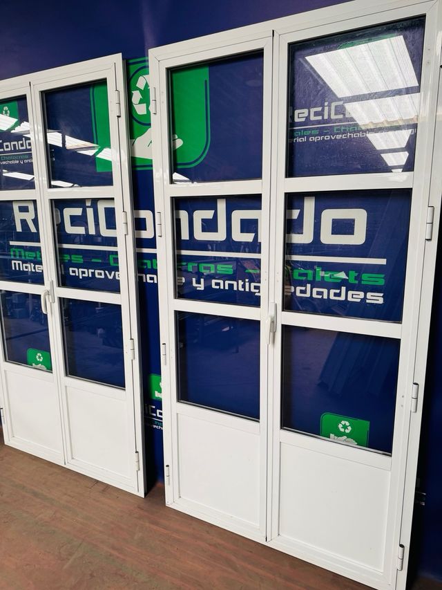 Nº 104 y 105. Dos puertas balconeras de aluminio.