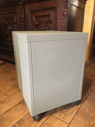Cajonera metálica con ruedas y mueble con cajon.