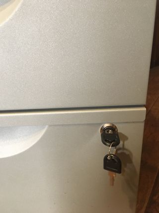 Cajonera metálica con ruedas y mueble con cajon.