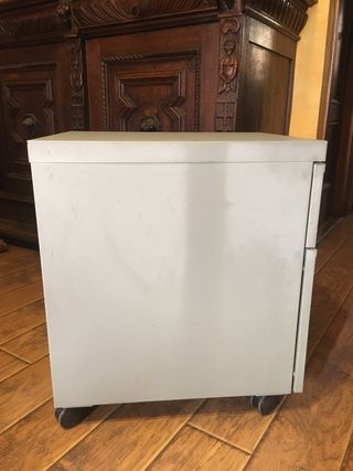 Cajonera metálica con ruedas y mueble con cajon.