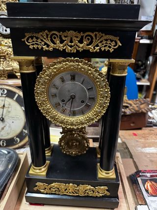 Reloj de sobremesa negro y dorado