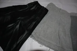 2 falda una negra polipiel y la otra gris