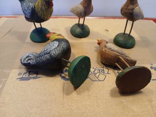Figuras de gallos y gallinas de barro