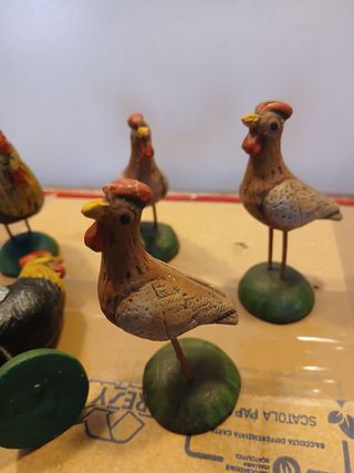 Figuras de gallos y gallinas de barro