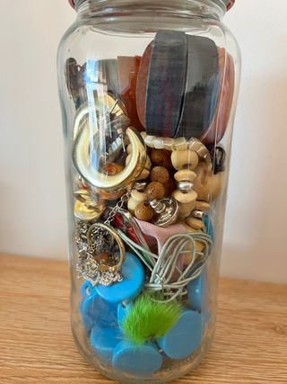 Joyero misterioso con piezas doradas y azules