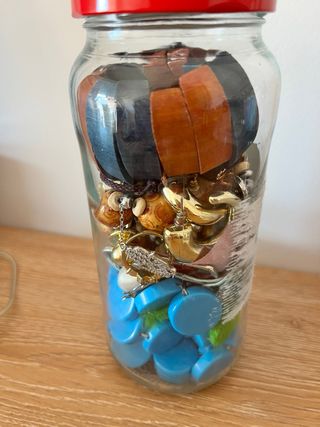 Joyero misterioso con piezas doradas y azules